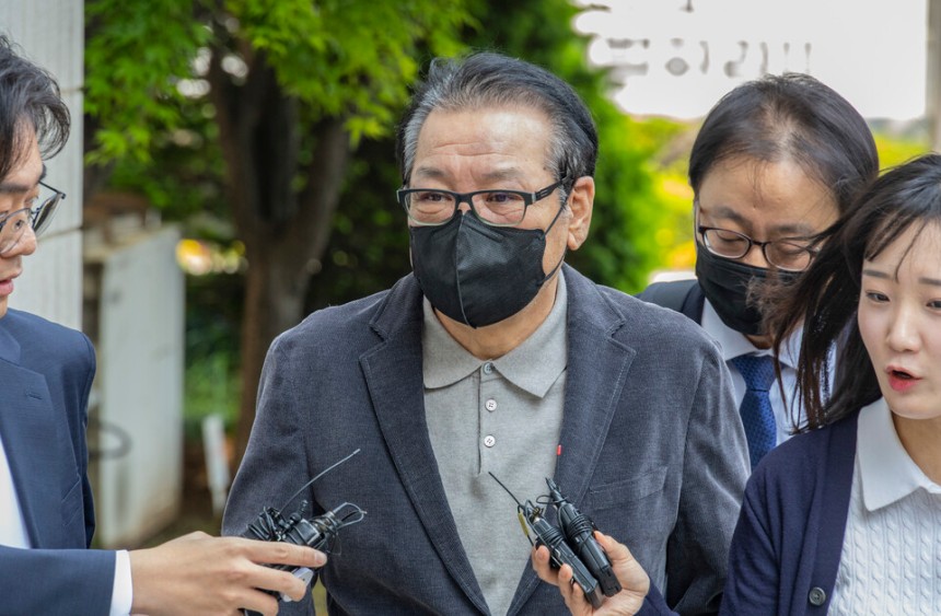 2018년 지방선거 공천헌금 의혹 혐의를 받는 '건진법사' 전성배 씨가 12일 서울 양천구 서울남부지법에서 열린 1심 두 번째 공판에 출석하고 있다.ⓒ연합뉴스