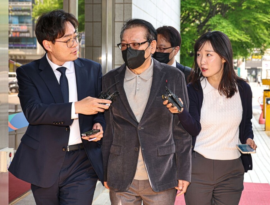 2018년 지방선거 공천헌금 수수 의혹 혐의를 받는 '건진법사' 전성배씨가 12일 서울 양천구 서울남부지법에서 열린 1심 두 번째 공판에 출석하고 있다.ⓒ연합뉴스