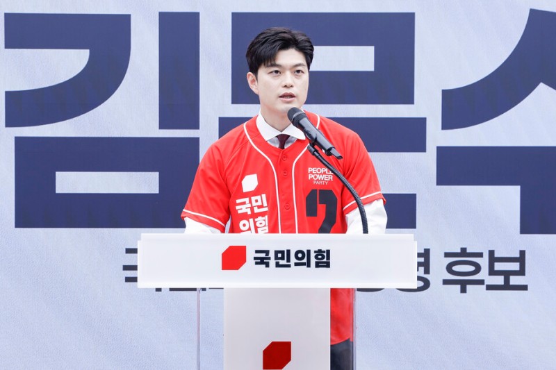 '90년생 비대위원장' <b>김용태</b> "尹 <b>계엄</b> 뼈아프게 반성"