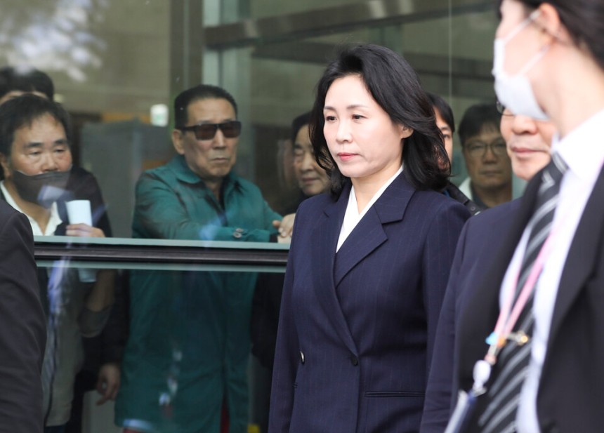 이재명 더불어민주당 대선 후보자의 배우자 김혜경씨가 지난해 11월14일 오후 수원지방법원에서 열린 공직선거법 위반(기부 행위) 혐의와 관련한 1심 선고 공판에서 벌금 150만원 선고받고 법정을 나서고 있는 모습.자