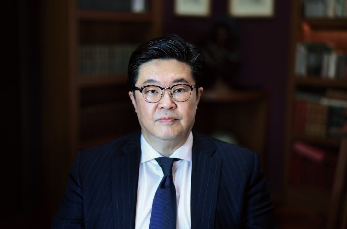 '<b>홈플러스 사태</b>' 김병주 회장 <b>출국금지</b>…결국 기소→실형 수순?