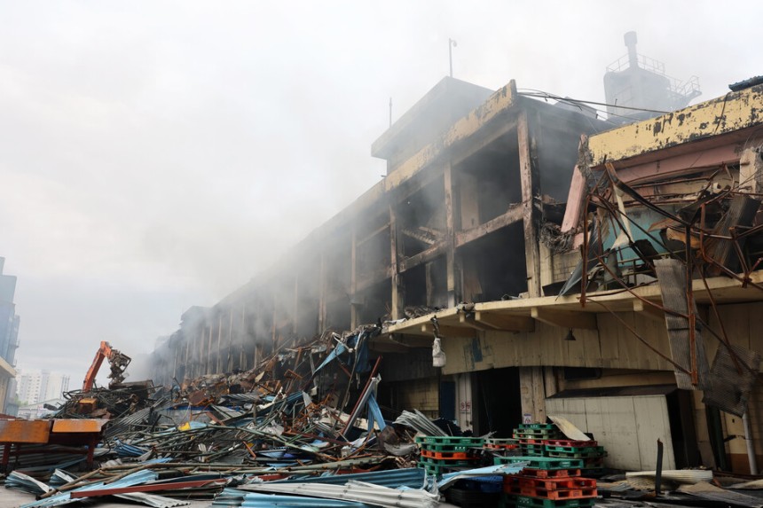 금호타이어 광주공장 화재 발생 사흘째인 19일 광주 광산구 금호타이어 2공장 화재 현장에서 중장비를 동원해 잔해 제거작업하고 있다. ⓒ연합뉴스