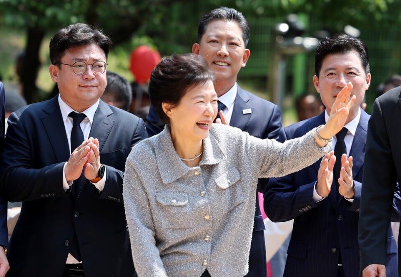 <b>박근혜</b>, <b>박정희 생가 방문</b>…"김문수 후보 보고 저도 오게 돼"