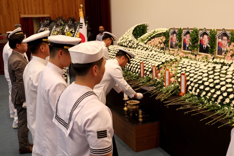 <b>해군 초계기 순직</b> 장병 눈물 속 영결식 엄수