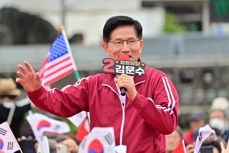 '<b>리박스쿨</b> 연루설' 부인한 김문수, 고발당했다…"허위사실 공표"