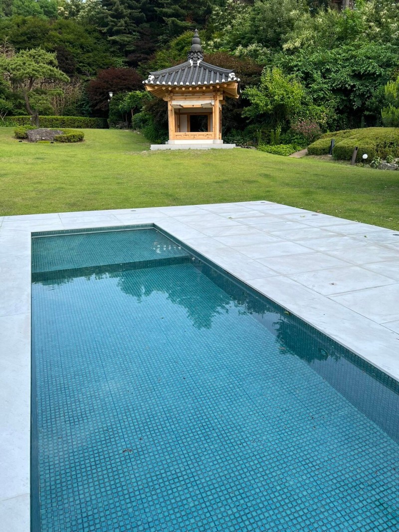 與, <b>한남동 관저</b> '<b>개 수영장</b>' <b>의혹</b> 제기…尹측 "조경용 수경시설"