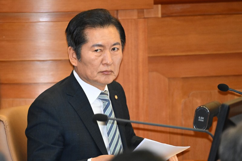 '明의 남자' <b>정청래</b>, 법사위원장직 사퇴…박찬대와 與 당권 경쟁 나서나
