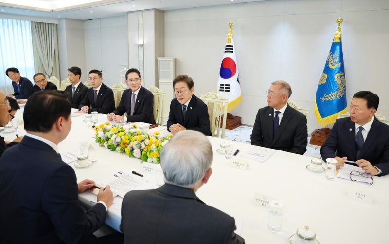 재계총수 만난 李대통령 "<b>경제</b> 핵심은 기업…<b>규제</b> 합리화 주력"