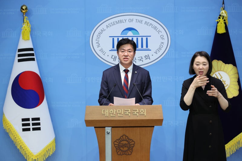 與 "<b>대북송금</b> 사건 조작 정황…'<b>정치검찰</b> 조작 기소 진상규명 TF' 발족"