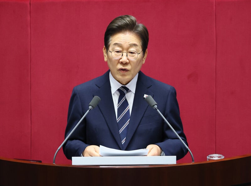 "명<b>연설</b>" "소수야당 조롱"…<b>이재명</b> 첫 <b>시정연설</b>에 與野 극과 극 반응