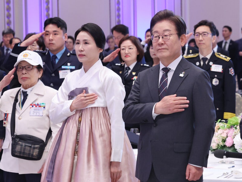 李대통령, <b>유공자</b>·보훈가족과 청와대 오찬…"최고<b>예우</b>로 모셔"
