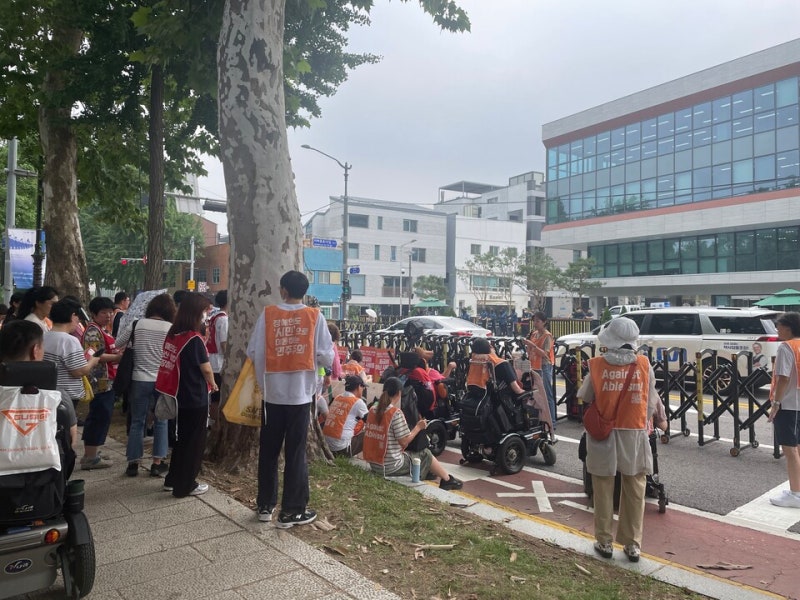 전장연, 지하철 탑승 시위 주 1회씩 이어나간다···시민들 걱정은 여전 1 0000106846 001 20250707183822810