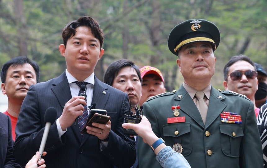순직해병 특검의 항소 취하로 무죄가 확정된 박정훈 대령(오른쪽)과 그의 법률대리인 정구승 법무법인 일로 대표변호사 ⓒ 연합뉴스