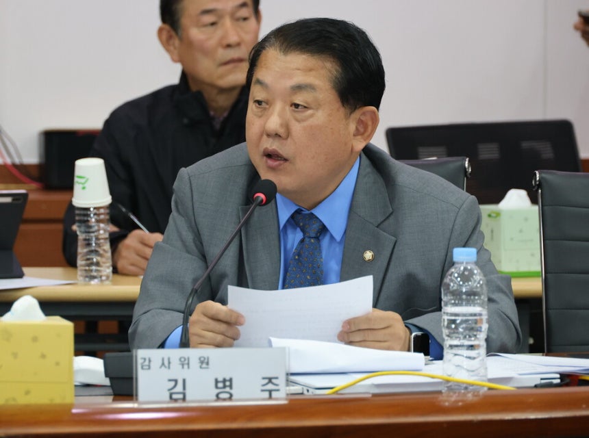 김병주 더불어민주당 의원이 2024년 10월22일 육군 제2작전사령부에서 열린 국회 국방위원회 국정감사에서 질의하고 있다. ⓒ연합뉴스