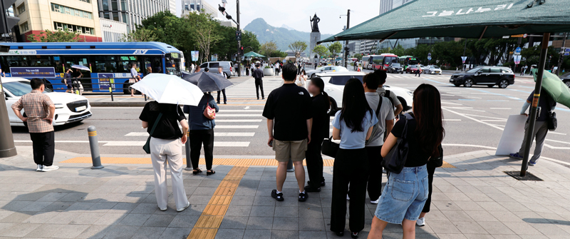연일 무더위가 지속되는 7월9일 서울 광화문 횡단보도 앞 그늘막에 출근하는 직장인들이 햇빛을 피해 서 있다. ⓒ시사저널 박정훈