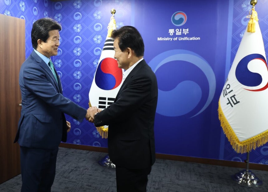 정동영 통일부 장관이 8월31일 정부서울청사에서 개성공단기업협회 회장단과 악수하고 있다. ⓒ연합뉴스