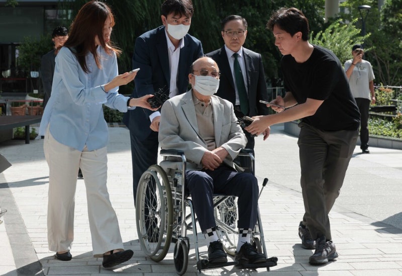자수한 <b>이봉관</b>, 휠체어 타고 <b>특검</b>에…'<b>김건희</b> 목걸이' 묻자 침묵
