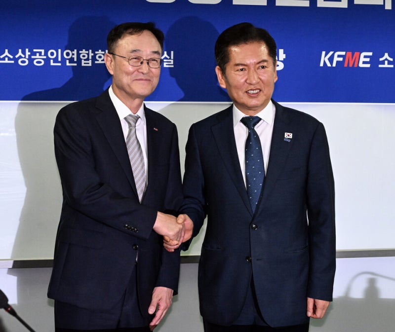 <b>정청래</b>, <b>소상공인</b>연합회 찾아 "5.5조 예산…허리 펴는데 도움 되길"