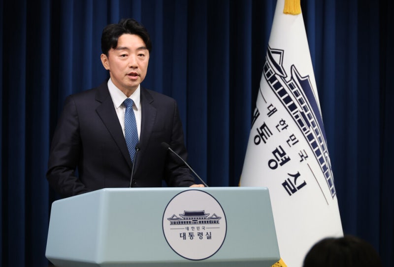<b>강훈식 비서실장</b>, 인천공항서 '美<b>구금 한국인</b>' 태운 전세기 마중