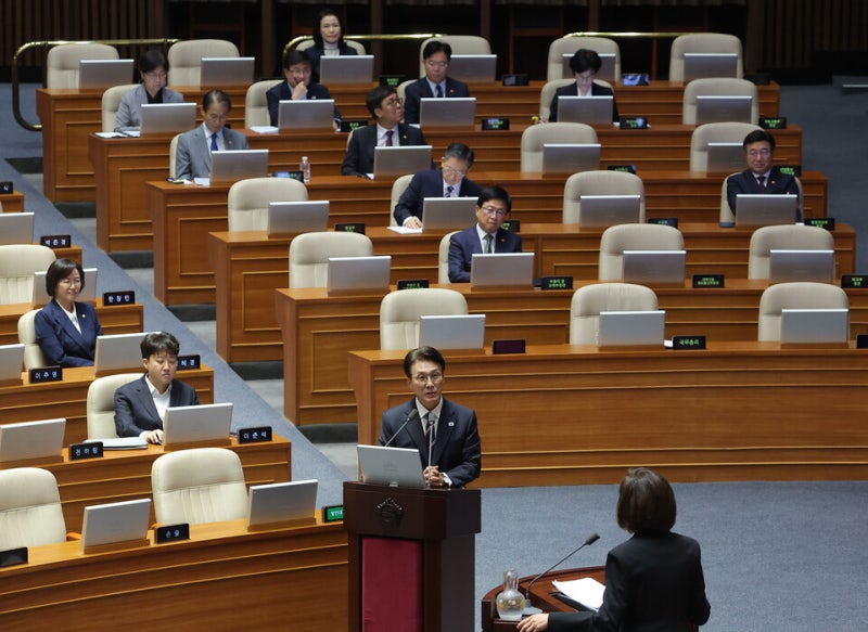 김민석, '<b>개헌</b> 시 李대통령엔 <b>연임</b>제 미적용' 물음에 "헌법 원리상 그렇...