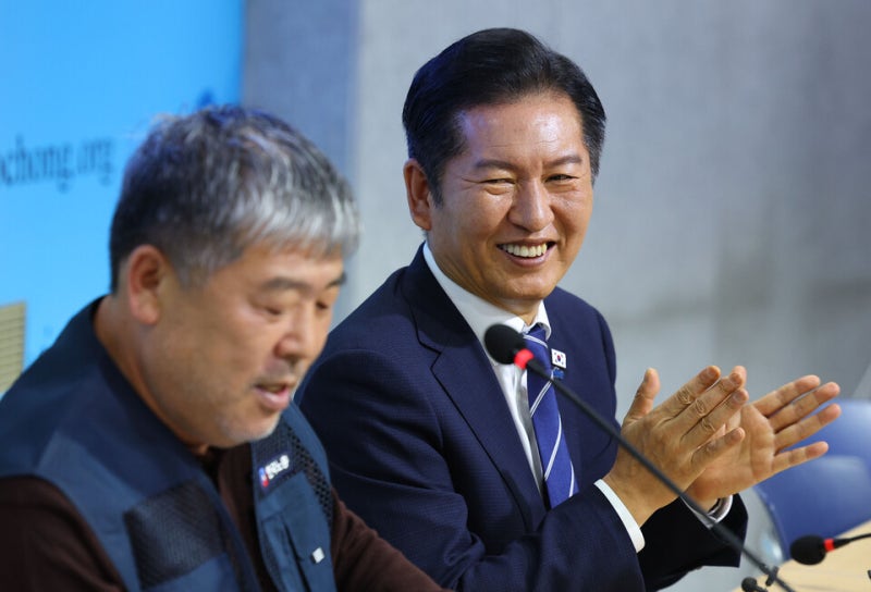 <b>정청래</b> "교원 <b>정치기본권</b> 보장 신속 처리…'좋아요'도 못 눌러"