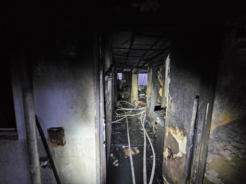 1일 오전 4시23분쯤 구리시 교문동의 한 아파트에서 발생한 화재로 인해 피해 세대 내부가 전소된 모습 ⓒ경기도북부소방재난본부 제공