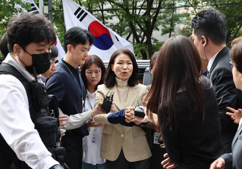 <b>석방</b>된 <b>이진숙</b> "대통령 비위 거스르면 유치장" 격앙