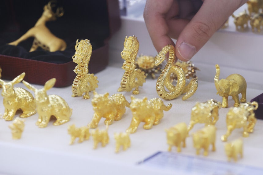 대표적인 안전자산인 금과 비트코인이 사상 최고가를 경신했다. 사진은 서울 종로구 한국금거래소에 진열된 금 제품 모습 ⓒ연합뉴스