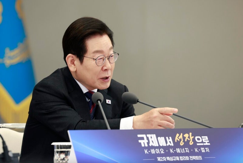 李대통령, <b>규제 혁신</b> 지시…"공무원이 미리 답 정하지 말아야"