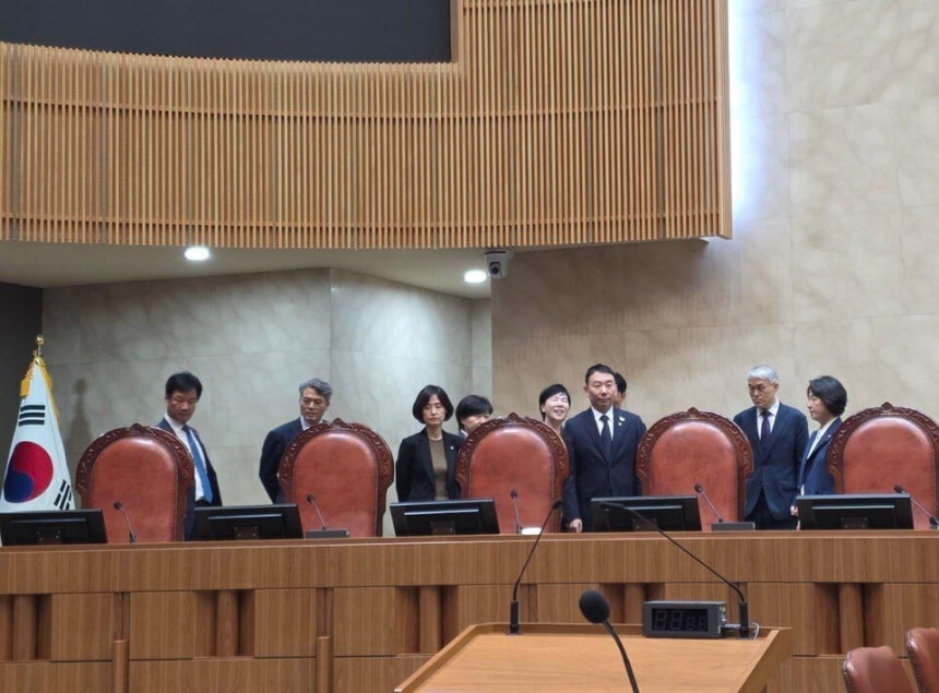 대법원 현장검증을 위해 대법정 법대에 오른 범여권 국회의원들 모습. 왼쪽부터 박균택·김기표 더불어민주당 의원, 박은정 조국혁신당 의원, 서영교·전현희·김용민 민주당 의원, 천대엽 