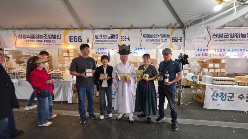 LA한인축제 농수산엑스포 행사장에 마련된 산청군 홍보부스에서 참가자들이 산청 우수 농특산물을 홍보하고 있다. ⓒ산청군