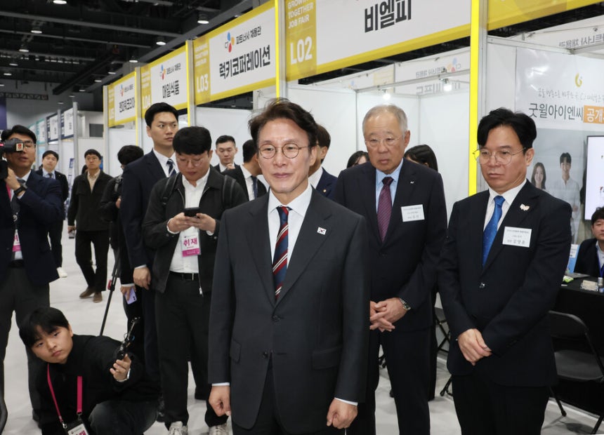 김민석 국무총리가 21일 서울 강서구 코엑스 마곡에서 열린 2025 민관합동 상생협력 채용박람회 부스를 돌아보고 있다. ⓒ연합뉴스