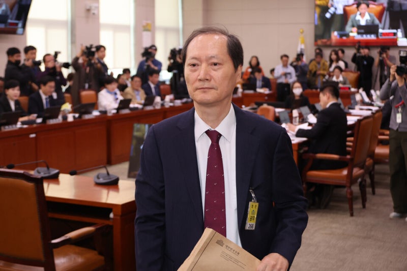 '삼청동 안가 회동' <b>이완규</b>, <b>증인선서 거부</b>…與 고성에 "권리 있다"