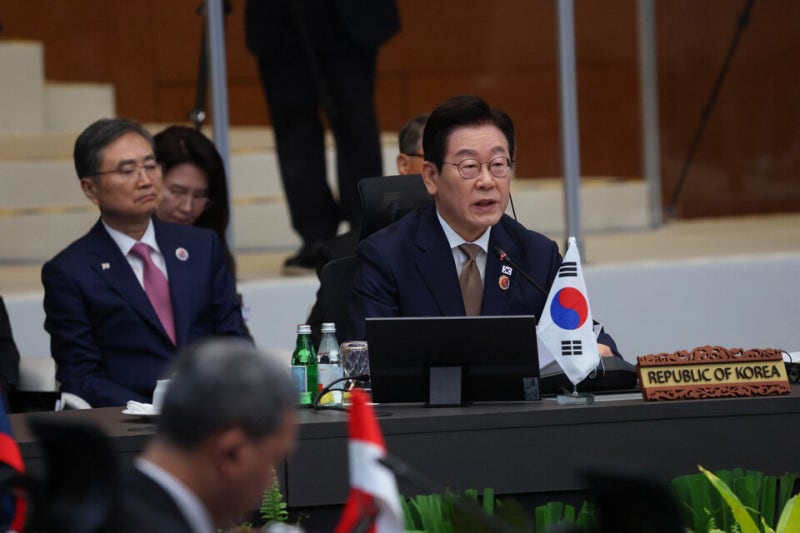 李대통령 "<b>한-아세안</b> 年<b>교역</b> 3000억 달러 목표…FTA 개선 협상하자"