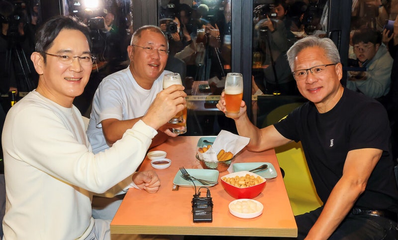 'AI 깐부' 동맹의 밤…이재용·정의선·<b>젠슨 황</b>, <b>치맥 회동</b>에서 '러브샷...