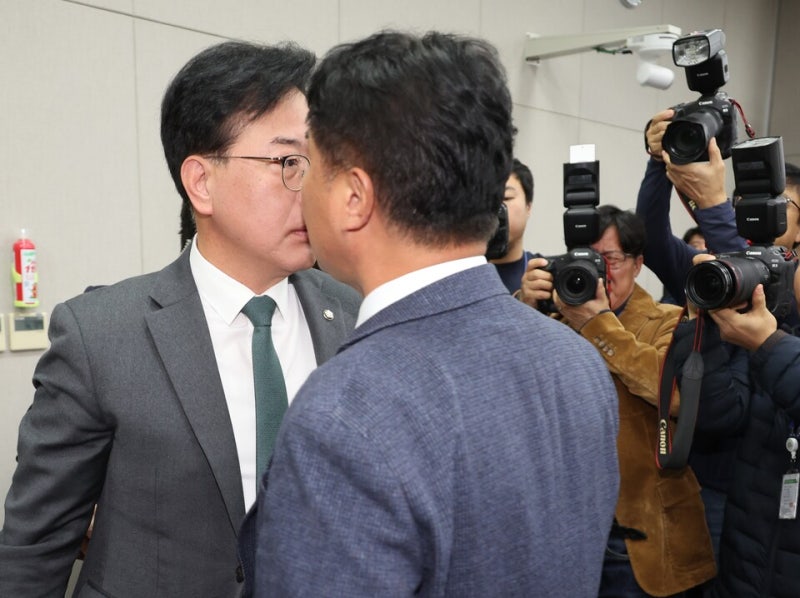 '李 복심' 김현지가 촉발한 여야 '<b>배치기</b>' <b>몸싸움</b>…대통령실 <b>국감</b> 파행