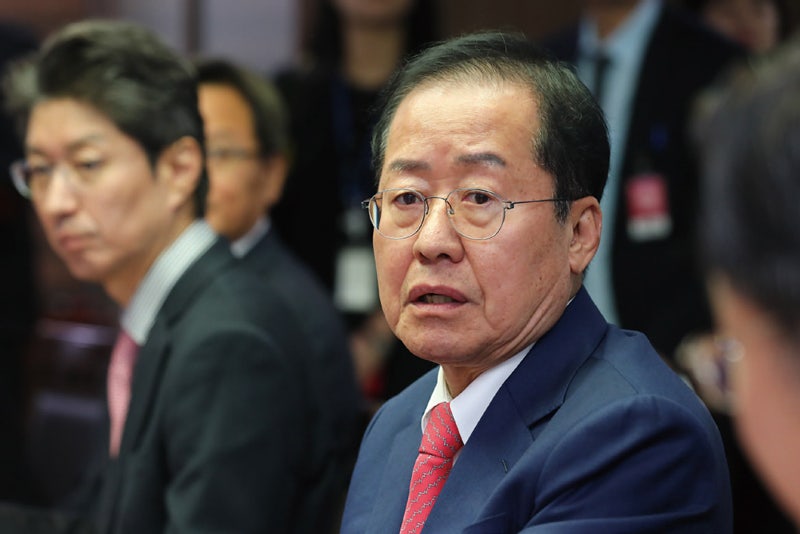 홍준표 "국힘, 정당 해산 <b>불가피</b>…강제로 당할 바엔 자발적 해산해야"