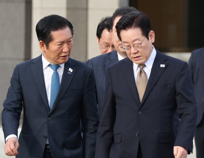 주요 20개국(G20) 정상회의 참석을 계기로 UAE·이집트·튀르키예 등 4개국 순방에 나서는 이재명 대통령이 11월17일 성남 서울공항에서 공군1호기로 이동하며 정청래 더불어민주당 대표와 대화하고 있다. ⓒ연합뉴스