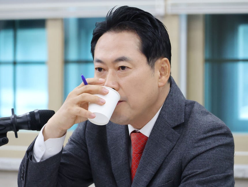 장동혁 국민의힘 대표가 25일 경북 김천시 김천농업기술센터에서 열린 농산물 가격 하락 및 냉해 피해 농민과의 간담회에 참석해 물을 마시고 있다. ⓒ연합뉴스