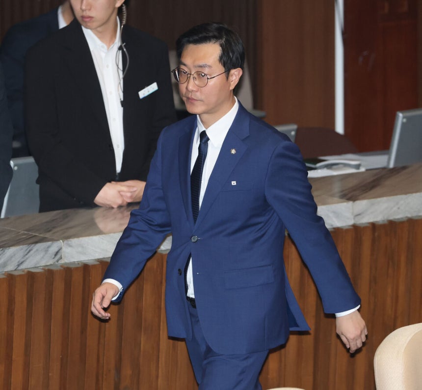 장경태 더불어민주당 의원이 27일 추경호 국민의힘 의원에 대한 체포동의안 투표를 마친 뒤 국회 본회의장을 나서고 있다. ⓒ연합뉴스