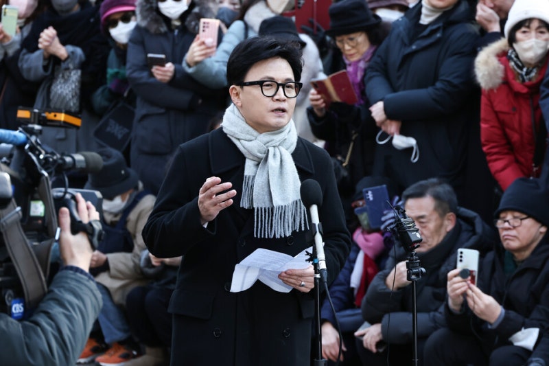 <b>한동훈</b> "<b>계엄</b> 못 막아 깊이 <b>사과</b>…李 대통령은 <b>계엄</b> 빼고 다 망쳐"