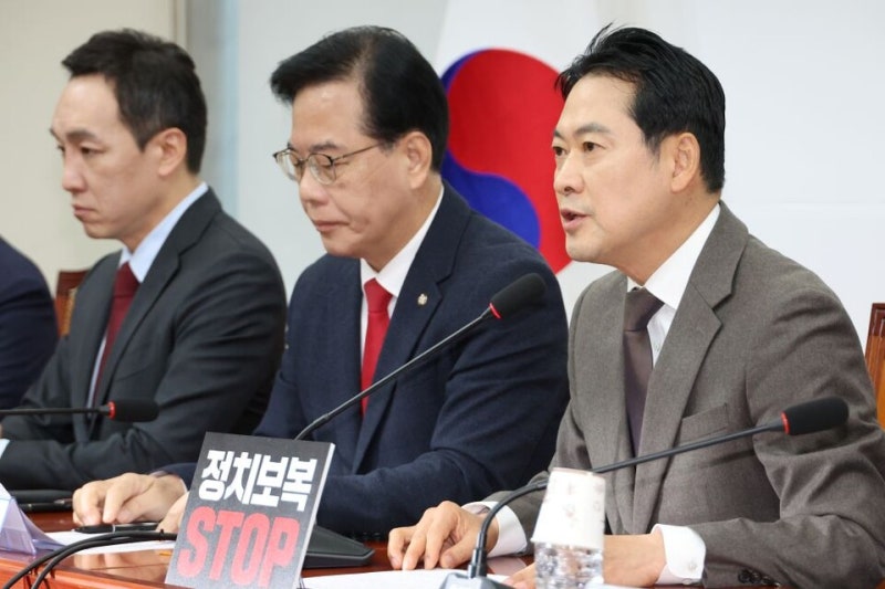 <b>장동혁</b> "李<b>대통령</b>, <b>나치 전범</b> 운운 겁박…국민과 전쟁하겠단 것"