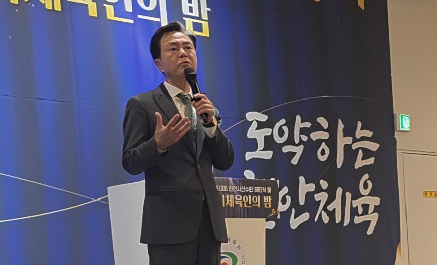 김태흠 충남지사가 8일 천안에서 열린 천안시체육인의 밤 행사에서 축사를 하고있다.ⓒ