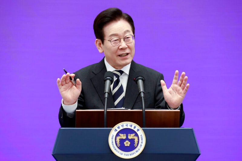 李대통령, '<b>K-반도체 육성</b>전략' 보고회 주재…삼성·SK 등 참석