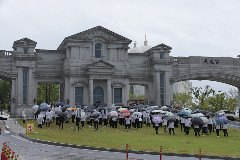 김건희 여사의 각종 의혹을 수사하는 민중기 특별검사팀이 통일교 시설과 관계자를 대상으로 압수수색에 나선 7월18일 경기도 가평군 통일교 본부에서 신도들이 집회를 열고 있다.ⓒ연합뉴스