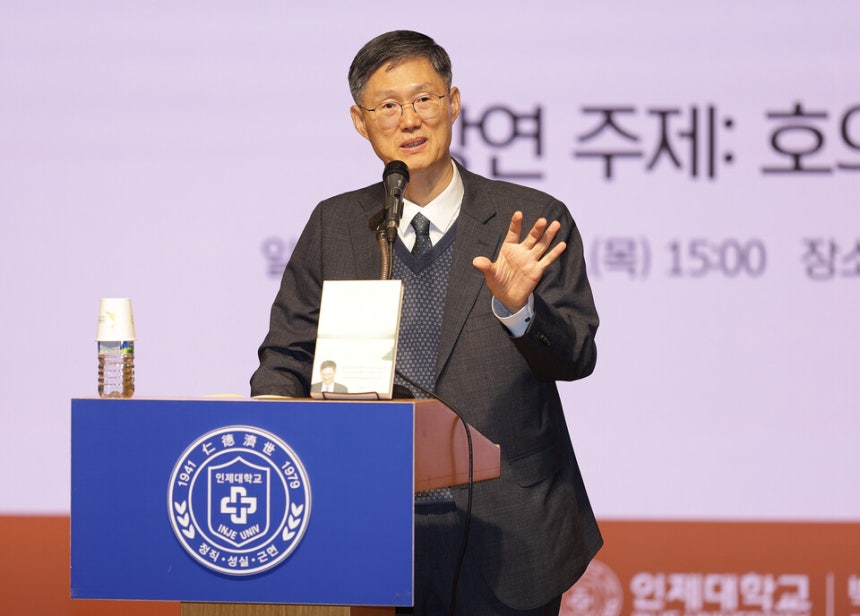 문형배 전 헌법재판소장 권한대행이 11월20일 경남 인제대학교 장영실관 대강당에서 열린 '2025 인제렉처 시리즈' 특별 강연에서 청중 질문에 답하고 있다.ⓒ연합뉴스