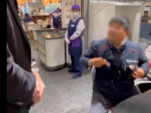 "<b>노조 조끼</b> 벗어달라"…<b>롯데백화점</b>, 결국 대표 명의 <b>사과</b>