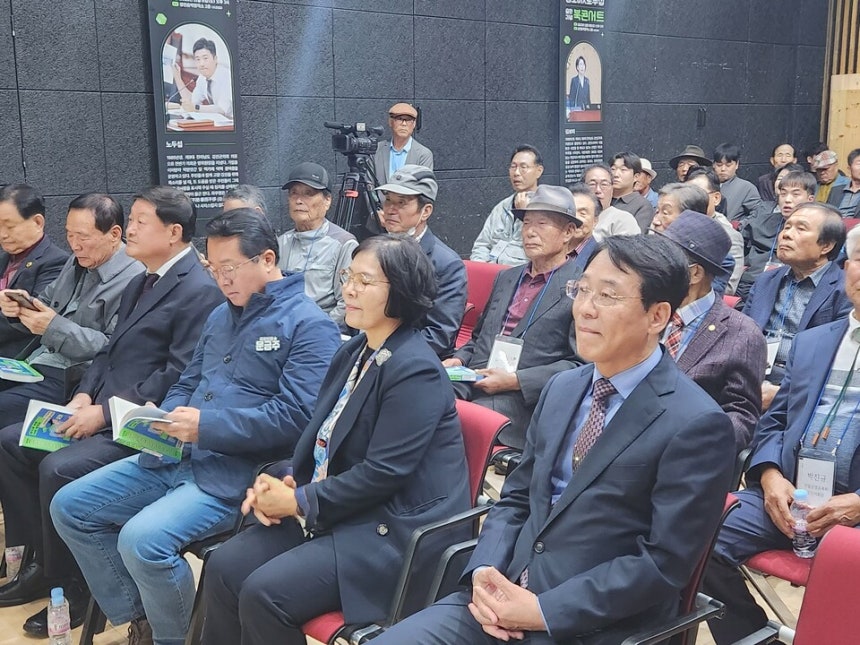 강진원 강진군수(앞줄 왼쪽 첫번째)가 지난 11월 8일 오후 강진음악창작소에서 열린 김보미 군의원(전반기 군의장)의 출판기념 북콘서트에 참석해 무대 정면을 응시하고 있다.강 군수와 김 의원은 내년 지방선거 강진군수