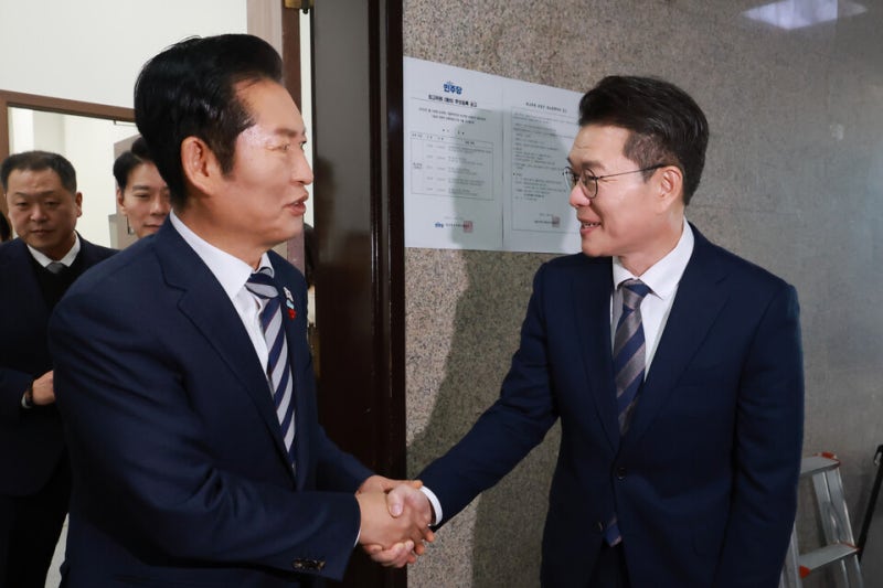 정청래와 깜짝 회동한 <b>정원오</b> "먼 길 가기 위한 <b>채비</b>"