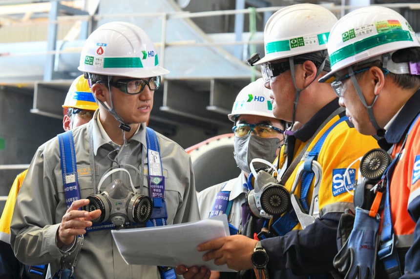 정기선 HD현대 회장이 9월4일 전남 영암군 HD현대 삼호조선소에서 주요 생산 설비와 고위험 작업 현장을 점검하고 있다.ⓒHD현대 제공